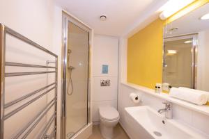 ケンブリッジにあるHarvey Court Gonville and Caius Collegeのトイレ、洗面台、シャワー付きのバスルーム +11枚の写真