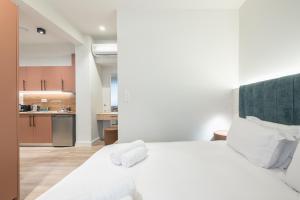 Postel nebo postele na pokoji v ubytování Aeiphoria Suites & Rooms - Athens