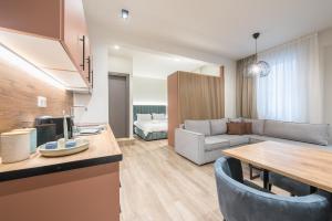 Kuchyň nebo kuchyňský kout v ubytování Aeiphoria Suites & Rooms - Athens