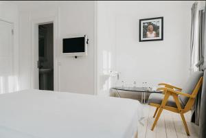 アラカティにあるVintage Hotel Alacatiのベッドルーム1室(ベッド1台、椅子、テーブル付)