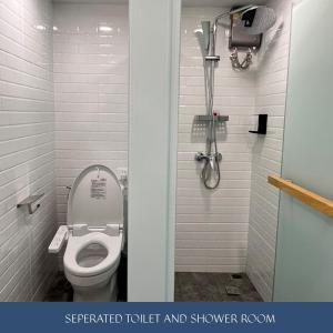 een badkamer met een toilet en een doucheruimte bij Ease Me Residence in Hat Yai