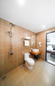 a bathroom with a toilet and a sink at Lam Anh Hotel Bắc Từ Liêm Hà Nội in Hanoi