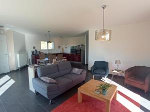 Χώρος καθιστικού στο La Mirabelle 85m2 comfort et très jolie vue