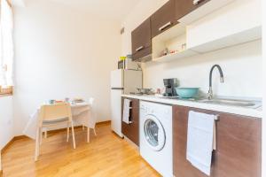 eine Küche mit einer Spüle und einer Waschmaschine in der Unterkunft AP12 Grazioso appartamento in centro in Mailand