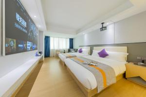 Cette chambre comprend un grand lit et un grand écran. dans l'établissement Roomme私享家东山口地铁站公寓, à Canton