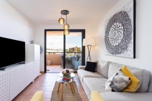 Una sala de estar con un sofá y un televisor. en Casa Julia, en Playa Paraiso