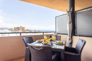 Una mesa con comida en un balcón con vistas al océano en Casa Julia, en Playa Paraiso