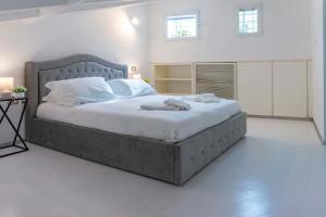 una camera da letto con un grande letto in una stanza bianca di Vivi la Magia di Looney Tunes, piazza navona a Roma