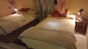 una habitación con 2 camas y una persona saltando en el aire en فيلا حبيبه, en ‘Izbat Ţanāţī