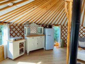 a kitchen in a yurt with a refrigerator at Ons Yurt Huisje in het Bos in Hollandsche Rading