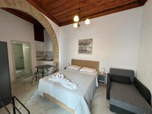 een slaapkamer met een bed en een tafel en stoelen bij Casa Tradizionale in Rhodos-stad