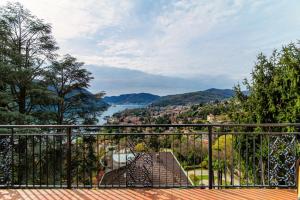 een balkon met uitzicht op een meer bij Vista Lario Apartment - Aqua Apartments in Cernobbio