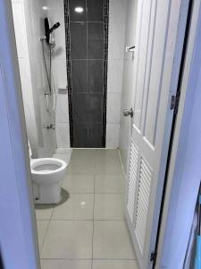 Vonios kambarys apgyvendinimo įstaigoje บ้านครูกอล์ฟ