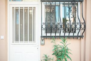 uma porta com uma varanda e uma planta ao lado em Hidden Paradise Apartment em Cidade de Kos
