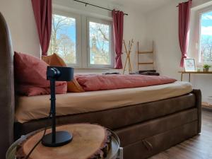 een woonkamer met een bank en een tafel bij Eckhaus am Rödertor in Rothenburg ob der Tauber in Rothenburg ob der Tauber