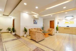 un vestíbulo con sofás y una sala de espera en Lime Tree Hotel Huda City Centre en Gurgaon