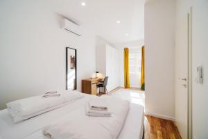 ザグレブにあるLux Homeの白いベッドルーム(大型ベッド1台、デスク付)