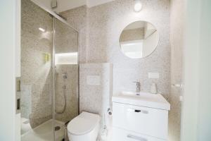 ザグレブにあるLux Homeのトイレ、シャワー、洗面台を備えたバスルーム +11枚の写真