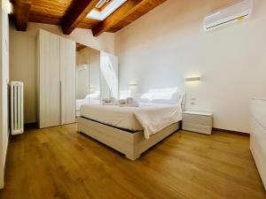 1 dormitorio con 1 cama grande en una habitación en SMART SUITES FORLI', en Forlì