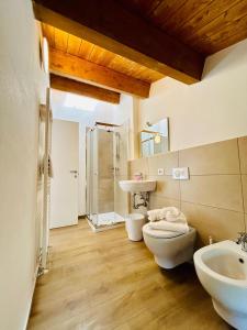 bagno con 2 servizi igienici e lavandino di SMART SUITES FORLI' a Forlì