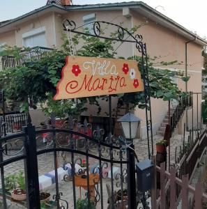 un cartel en la puerta de una casa en Villa Marija, en Ohrid