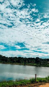 een grote hoeveelheid water met een bewolkte lucht bij Refúgio Zen - HidroLago! in Uberlândia