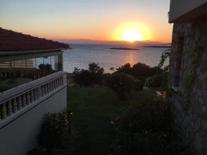 - un coucher de soleil depuis le balcon d'une maison dans l'établissement Mavi Ege Villalari, à Çeşme