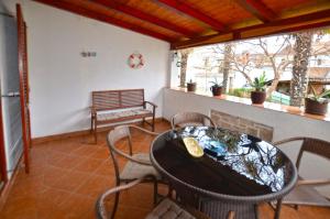 Cette chambre dispose d'un balcon avec une table et des chaises. dans l'établissement Apartments Greta, à Rovinj