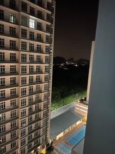 uma vista para um edifício alto à noite em Ipoh Town Anderson Haru Suite 7 paxs 2R2B em Ipoh