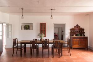 uma sala de jantar com uma mesa de madeira e cadeiras em Casa de campo em Venda do Duque no Vimieiro