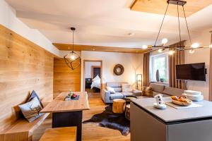 een woonkamer met houten lambrisering, een bank en een tafel bij Kur- und Feriencamping Max 1 in Bad Füssing
