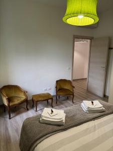 Casa Scaletta Santa Lucia في بيرغامو: غرفة بها كرسيين وسرير ومرآة
