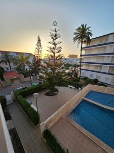 an overhead view of a swimming pool in a building at Apartamento Playa Piles -Familias- in Piles