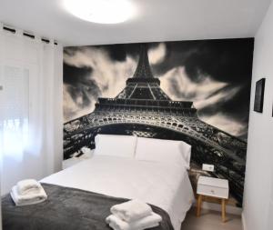 a bedroom with a mural of the eiffel tower at Apartamento 2 habitaciones y magnífica terraza in Castelldefels
