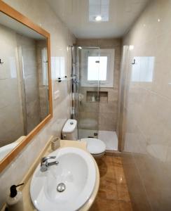 a bathroom with a sink and a shower and a toilet at Apartamento 2 habitaciones y magnífica terraza in Castelldefels