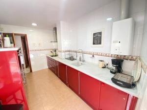 A kitchen or kitchenette at MAGNÍFICO ÁTICO PLENO CENTRO. Terraza 60m. Climatizado, Garaje Még 18 kép