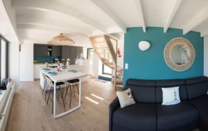 ein Wohnzimmer mit einem Tisch und einer blauen Wand in der Unterkunft Ty Wrach in Landéda