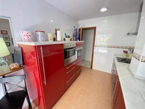 A kitchen or kitchenette at MAGNÍFICO ÁTICO PLENO CENTRO. Terraza 60m. Climatizado, Garaje