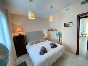 A bed or beds in a room at MAGNÍFICO ÁTICO PLENO CENTRO. Terraza 60m. Climatizado, Garaje