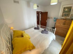 A bed or beds in a room at MAGNÍFICO ÁTICO PLENO CENTRO. Terraza 60m. Climatizado, Garaje