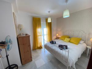 A bed or beds in a room at MAGNÍFICO ÁTICO PLENO CENTRO. Terraza 60m. Climatizado, Garaje