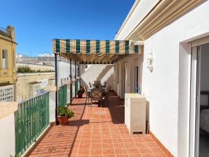 A balcony or terrace at MAGNÍFICO ÁTICO PLENO CENTRO. Terraza 60m. Climatizado, Garaje