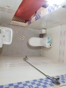 Kiriboungni chez sylfatou في Tahire: حمام مع حوض وحوض استحمام