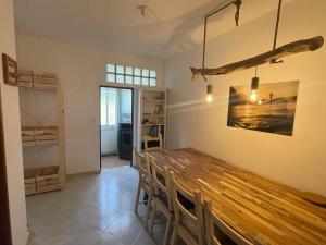Η κουζίνα ή μικρή κουζίνα στο Algarve Surf House