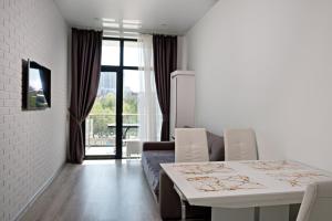 Апартаменты в Аркадии - Arcadia Sky Apartments的电视和/或娱乐中心