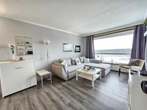 sala de estar con sofá y mesa en Frische Brise, en Cuxhaven