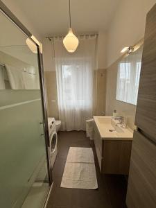 Casa Scaletta Santa Lucia في بيرغامو: حمام مع حوض ومرحاض ومرآة