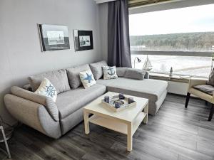 uma sala de estar com um sofá e uma mesa em Frische Brise em Cuxhaven