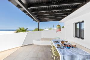 comedor con mesa y vistas al océano en Casa Marina with pool, garden and terrace en Famara