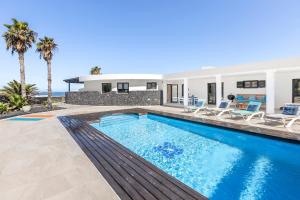 una piscina frente a una casa en Casa Marina with pool, garden and terrace en Famara